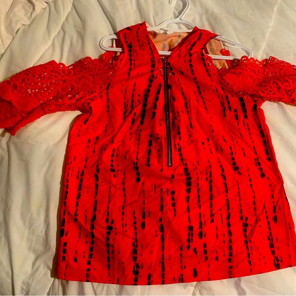 Capatee Size L zip front blouse with lace sleeve ( open shoulder)